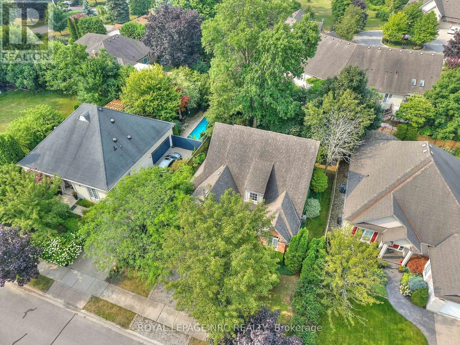 330 JOHN STREET W