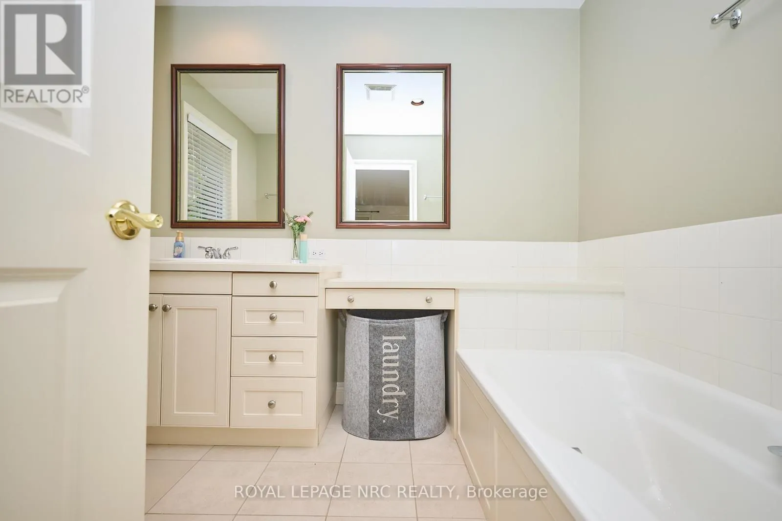 330 JOHN STREET W