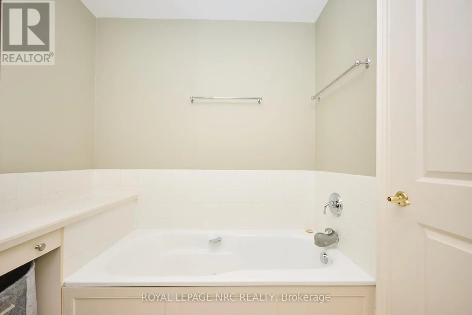330 JOHN STREET W