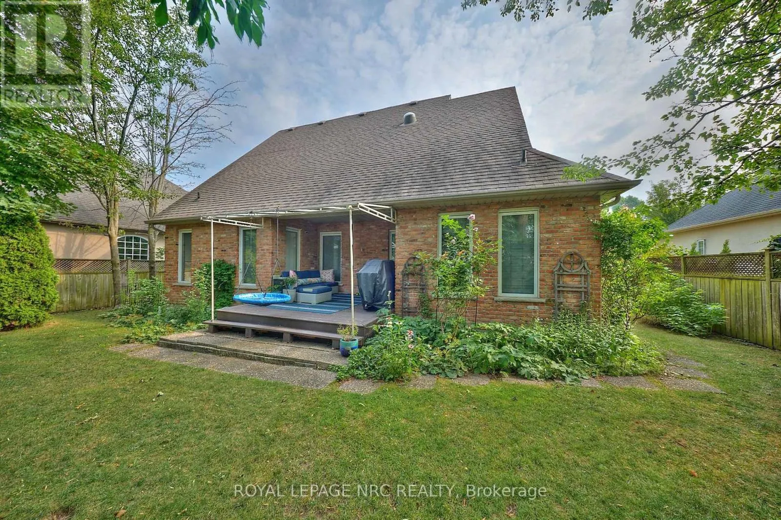 330 JOHN STREET W