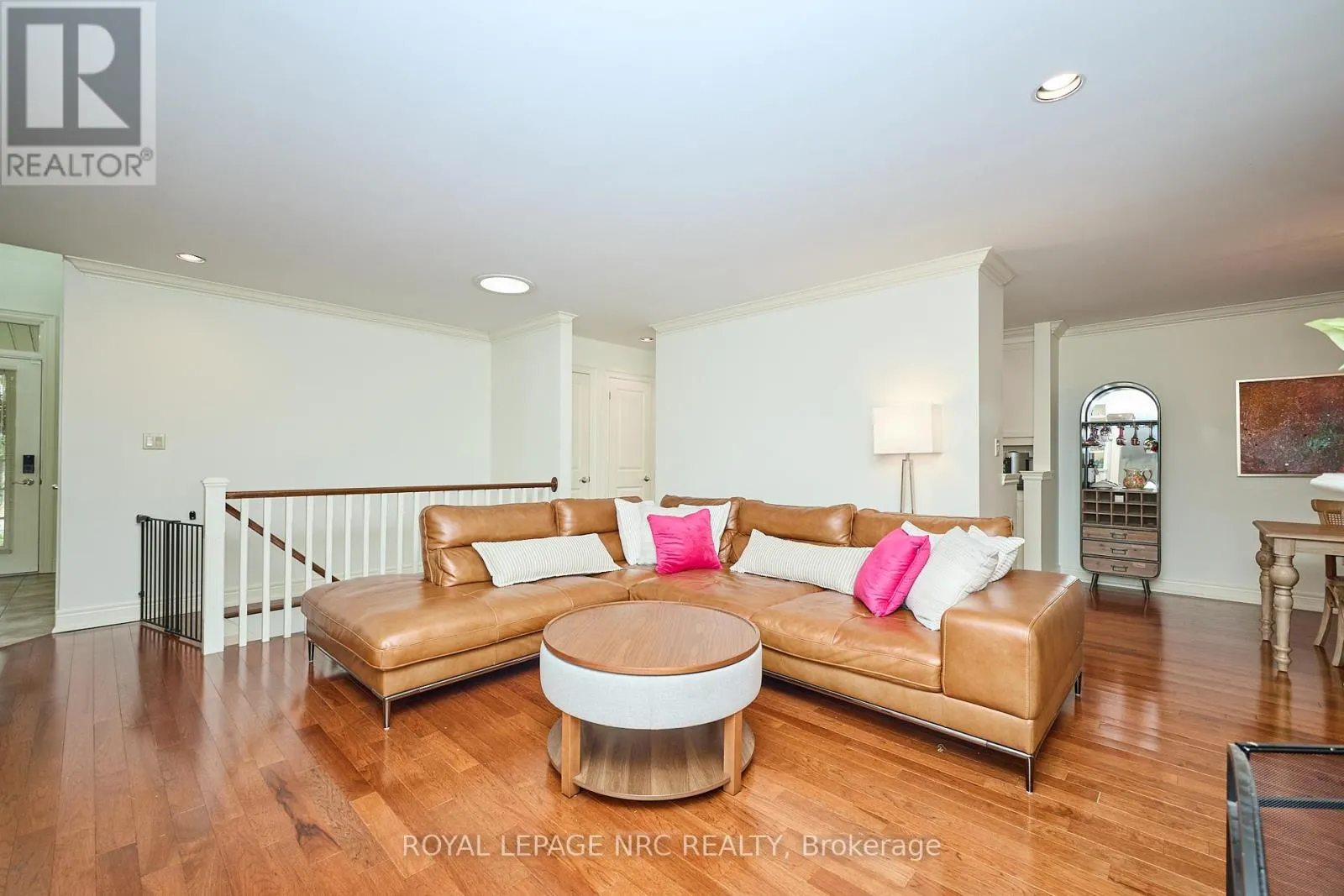 330 JOHN STREET W
