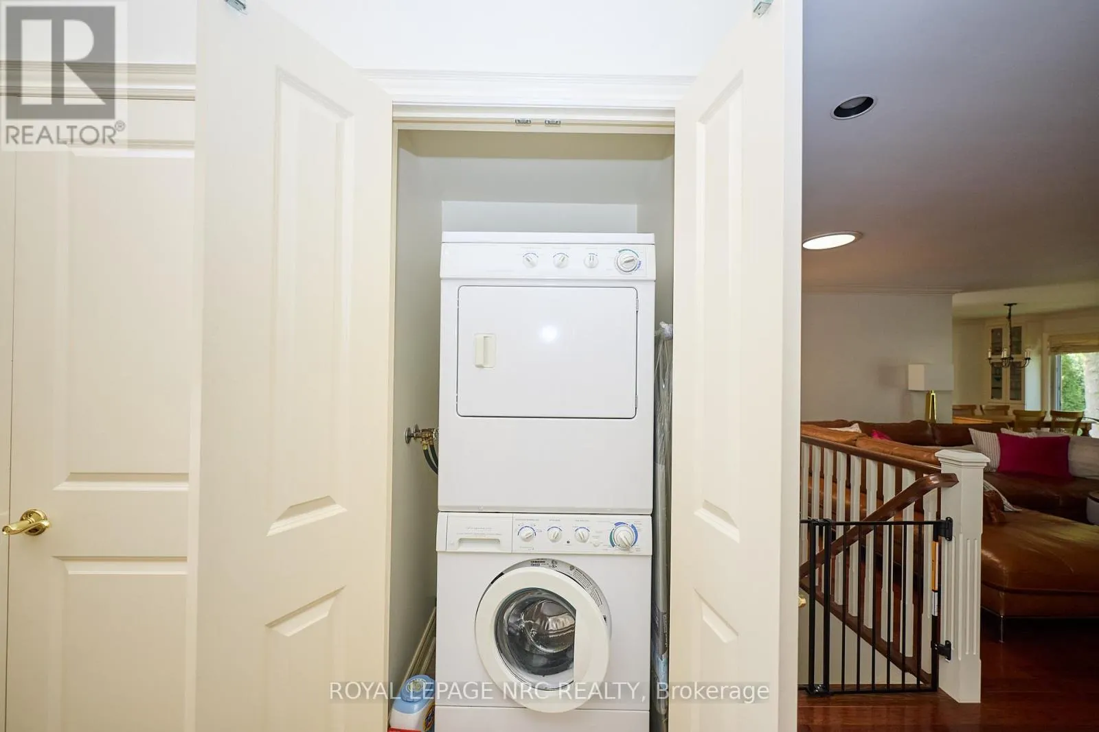 330 JOHN STREET W