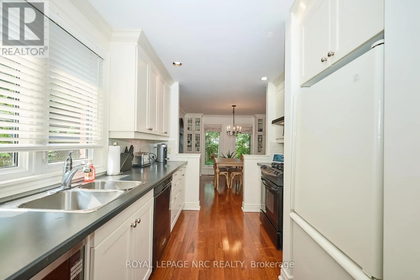 330 JOHN STREET W