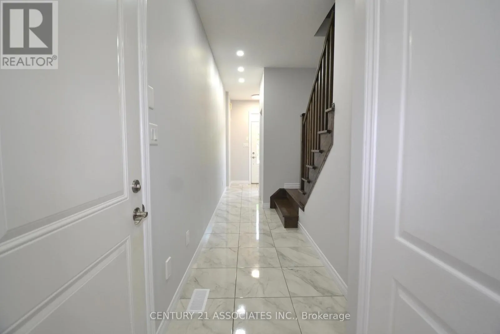 6 - 98 SHOREVIEW PLACE
