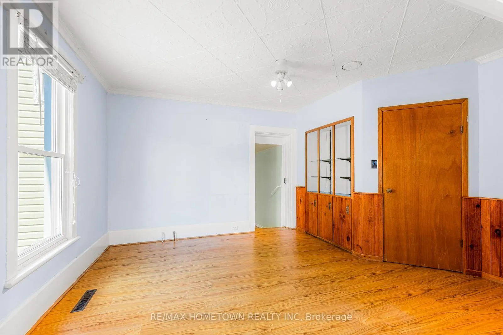 26 FRONT AVENUE E