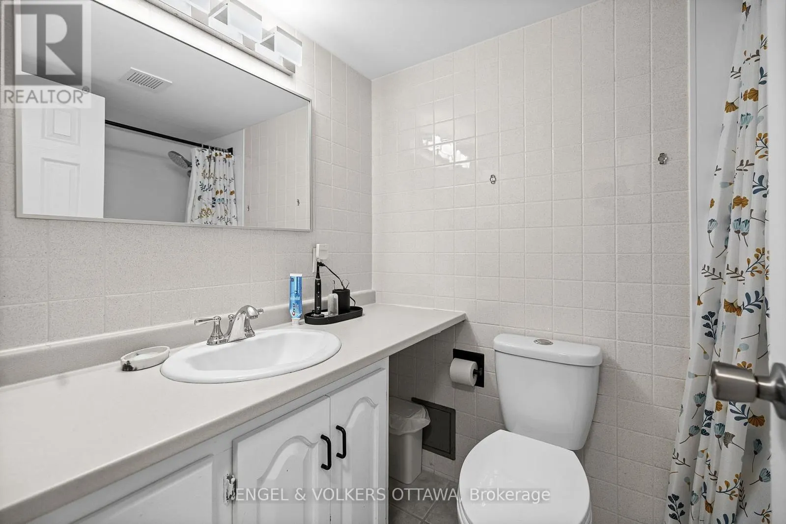 1404 - 665 BATHGATE DRIVE