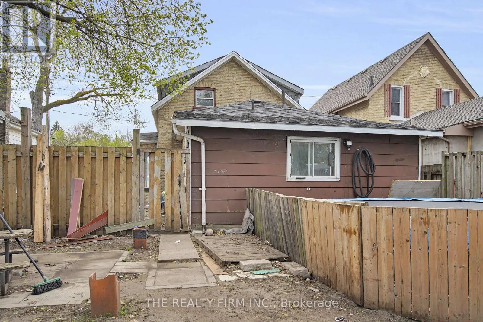 524 SIMCOE STREET