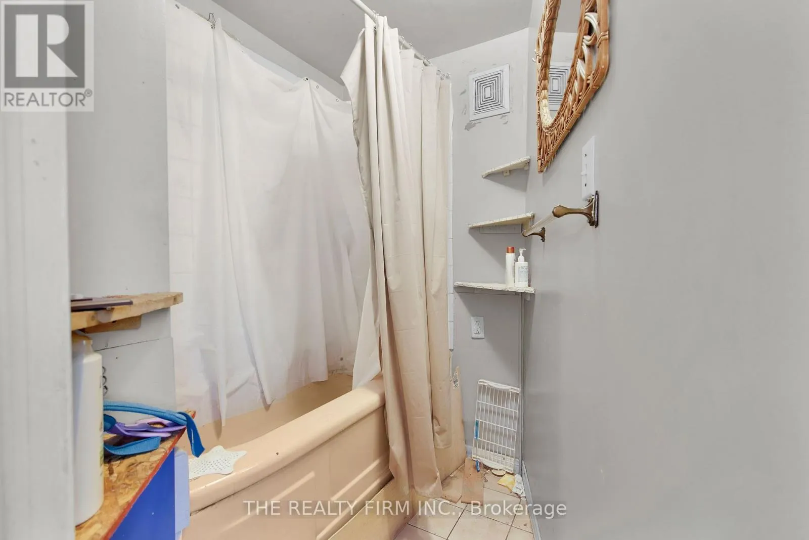 524 SIMCOE STREET