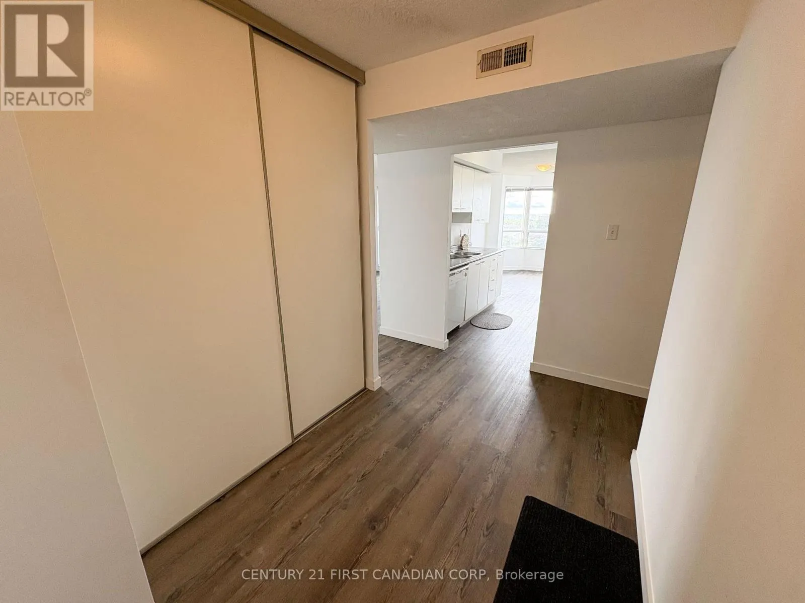 902 - 30 CHAPMAN COURT, #902