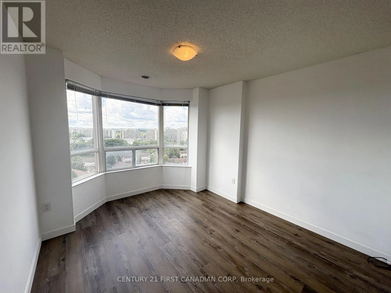 902 - 30 CHAPMAN COURT, #902