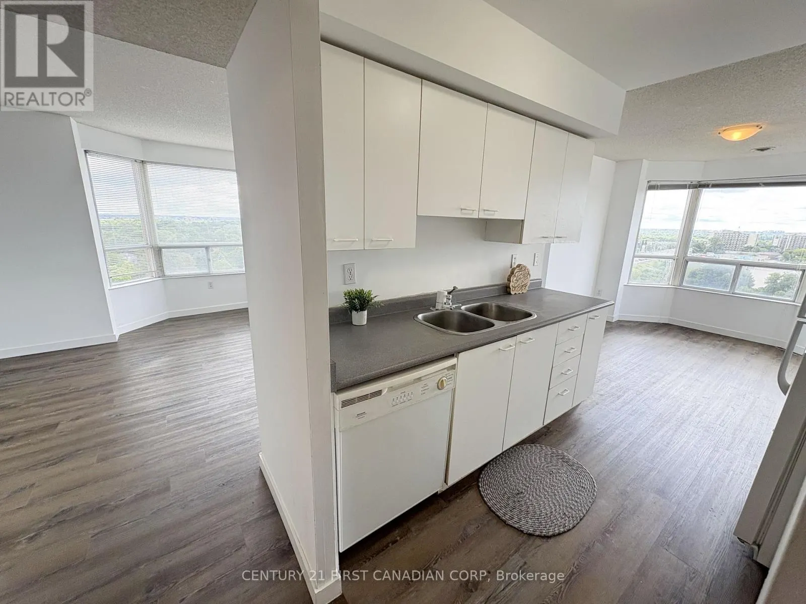 902 - 30 CHAPMAN COURT, #902