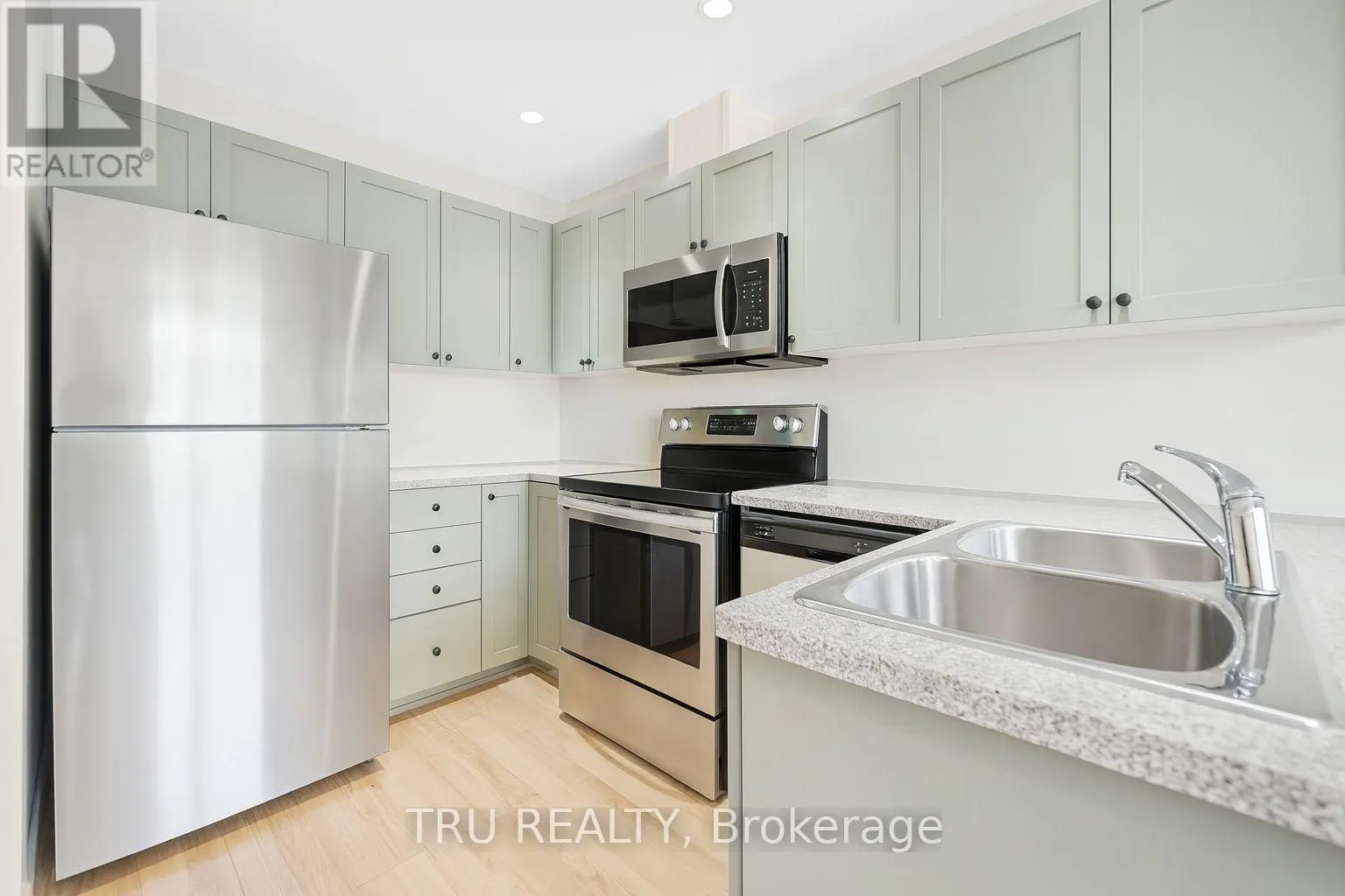 102 SOUTHPOINTE AVENUE