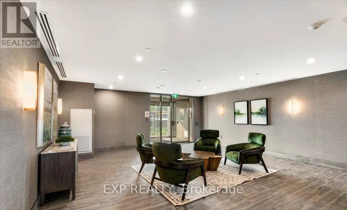 405 - 450 DUNDAS STREET E