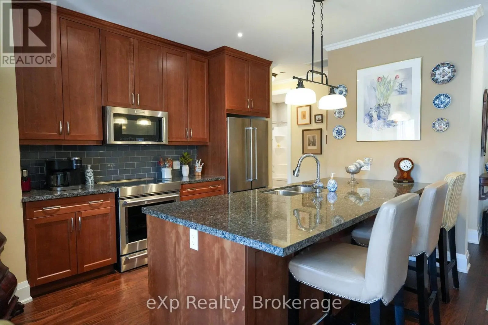 203 - 80 9TH STREET E, #203