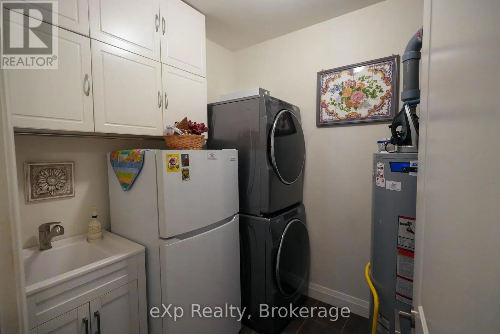 203 - 80 9TH STREET E, #203