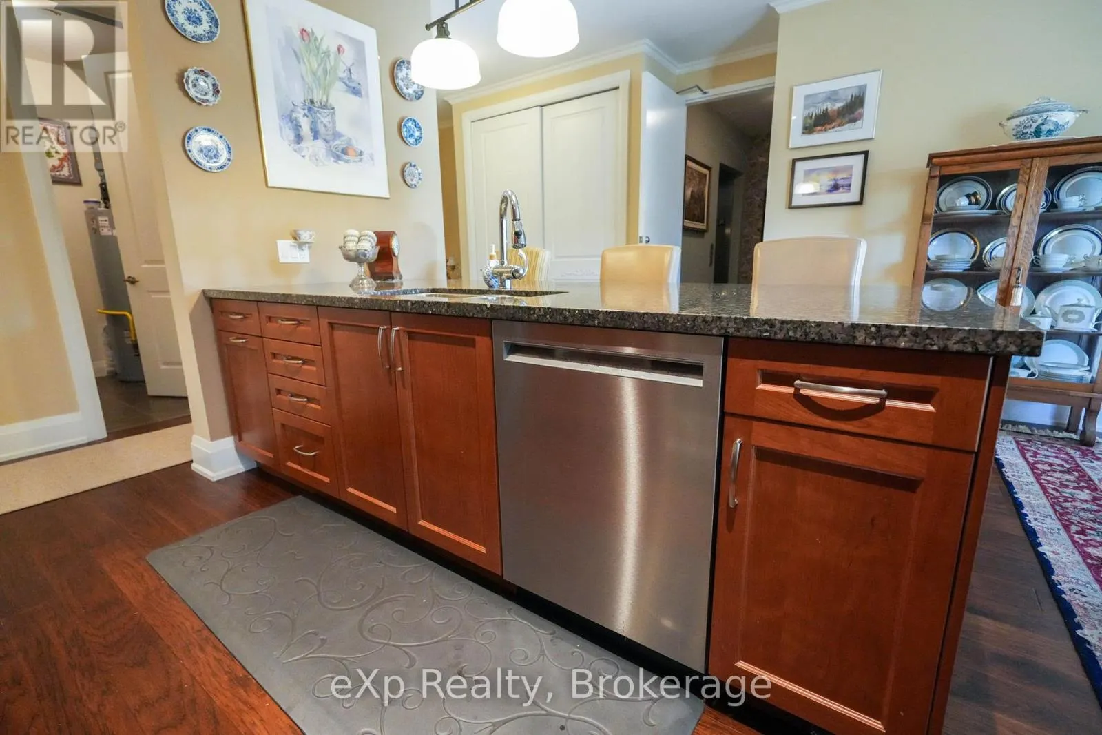 203 - 80 9TH STREET E, #203