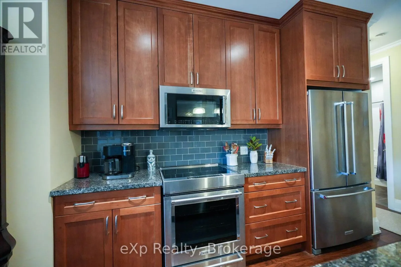 203 - 80 9TH STREET E, #203
