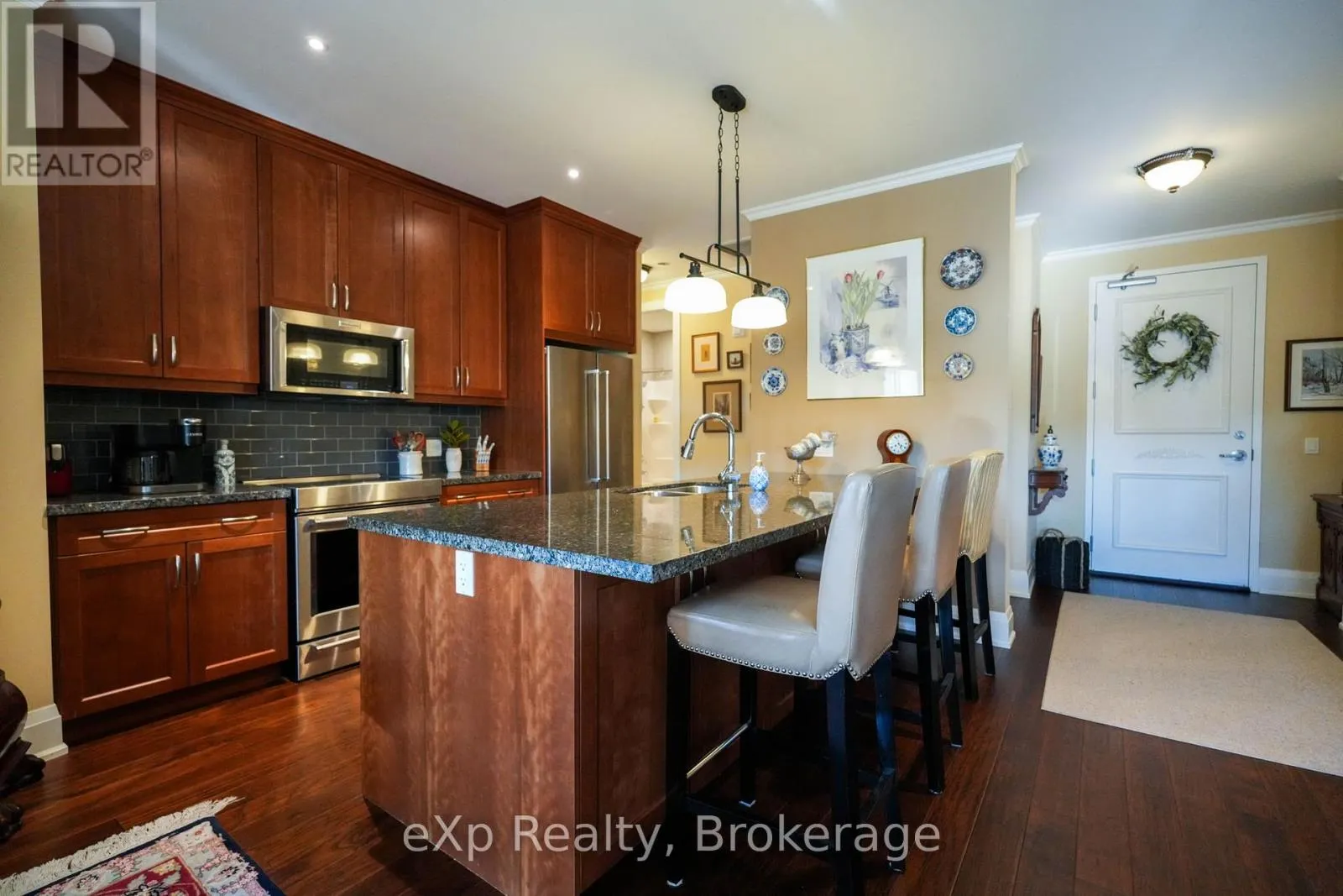 203 - 80 9TH STREET E, #203