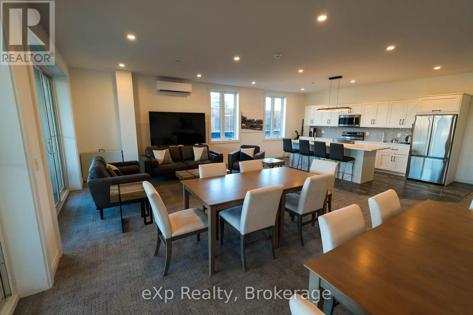 203 - 80 9TH STREET E, #203