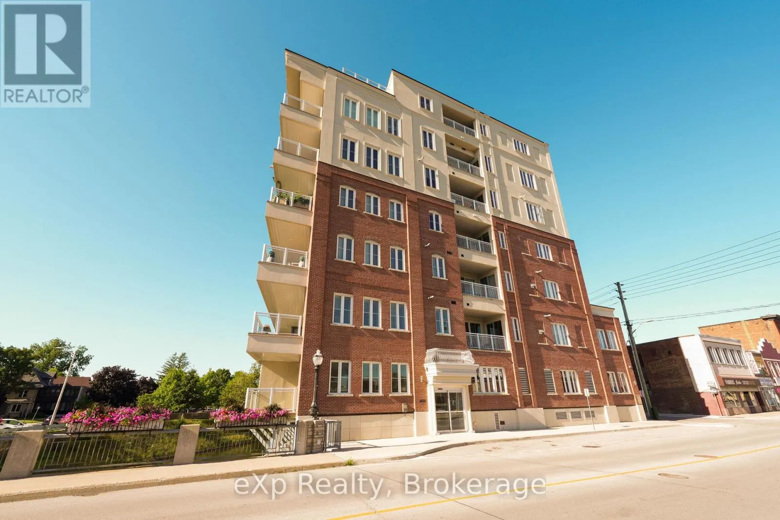 203 - 80 9TH STREET E, #203