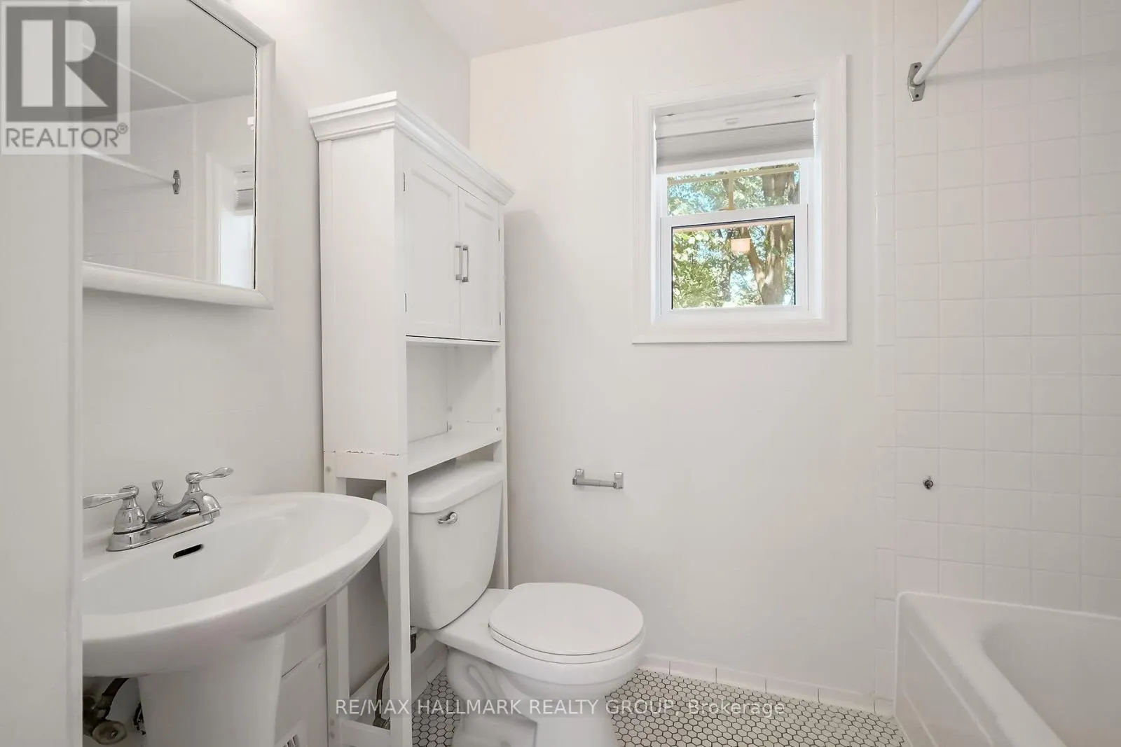 82 LAURENTIAN PLACE
