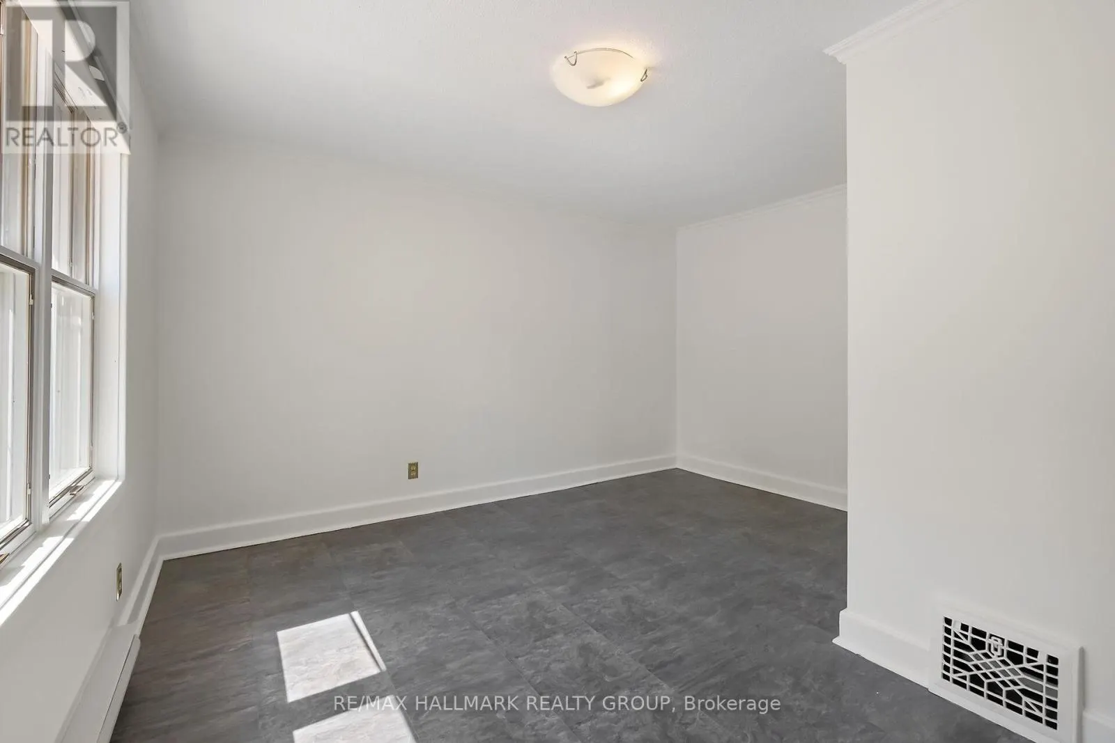 82 LAURENTIAN PLACE