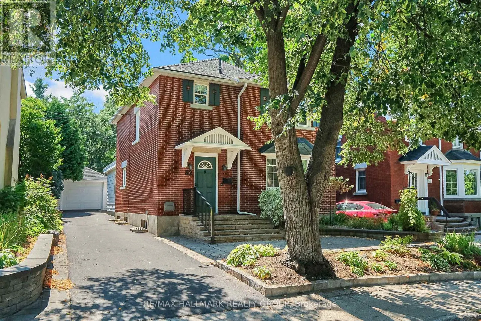 82 LAURENTIAN PLACE