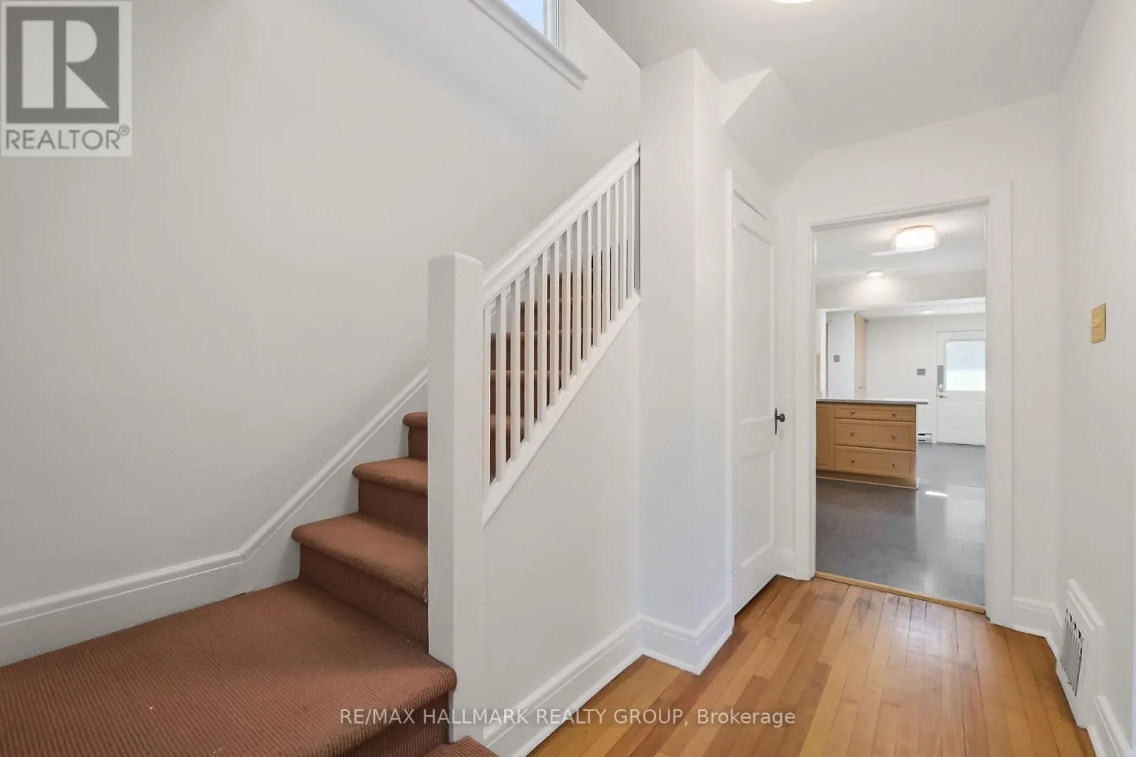 82 LAURENTIAN PLACE