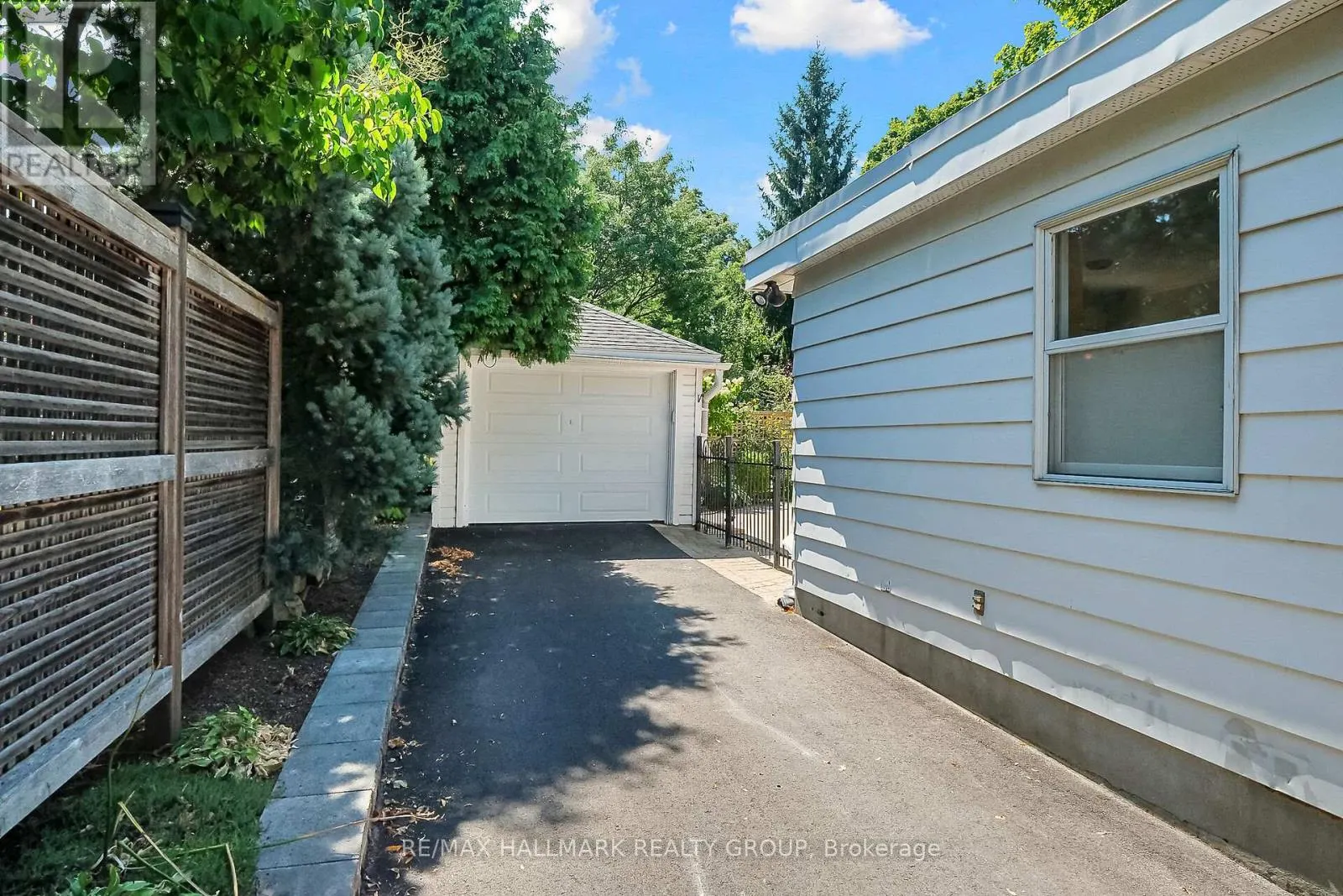 82 LAURENTIAN PLACE