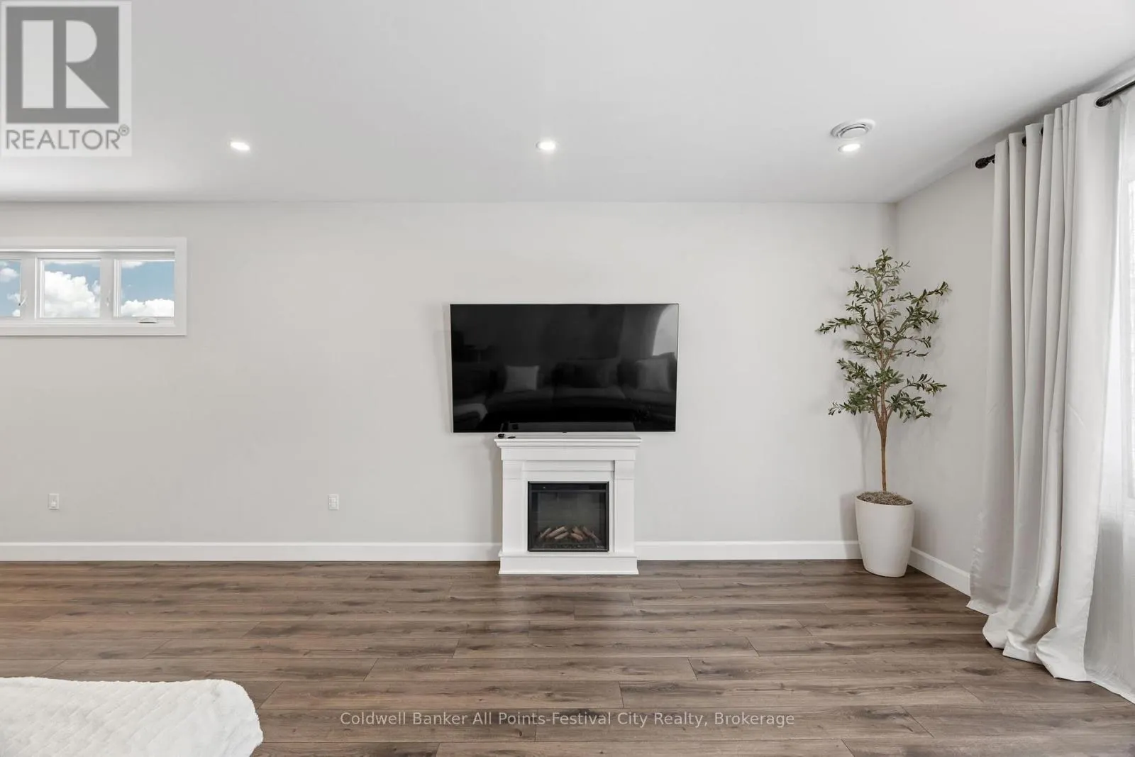 451 WOODRIDGE DRIVE