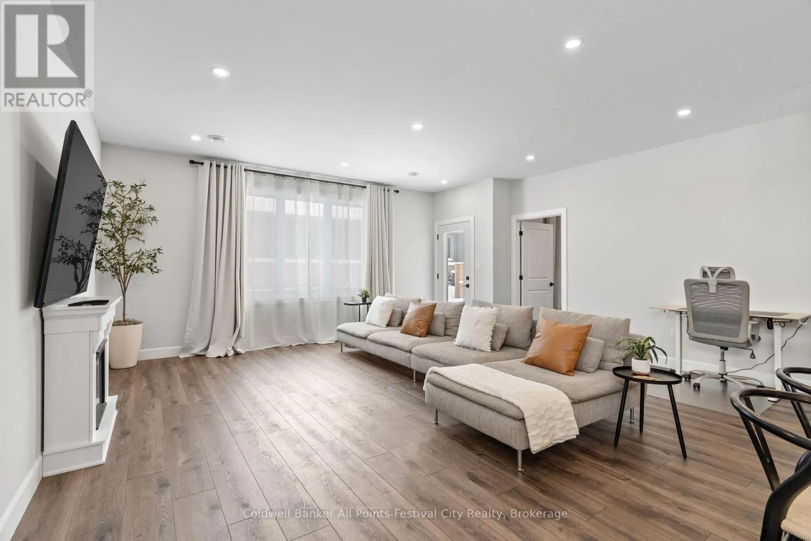 451 WOODRIDGE DRIVE