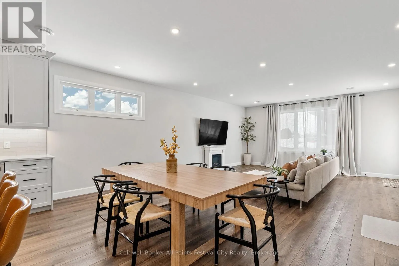 451 WOODRIDGE DRIVE