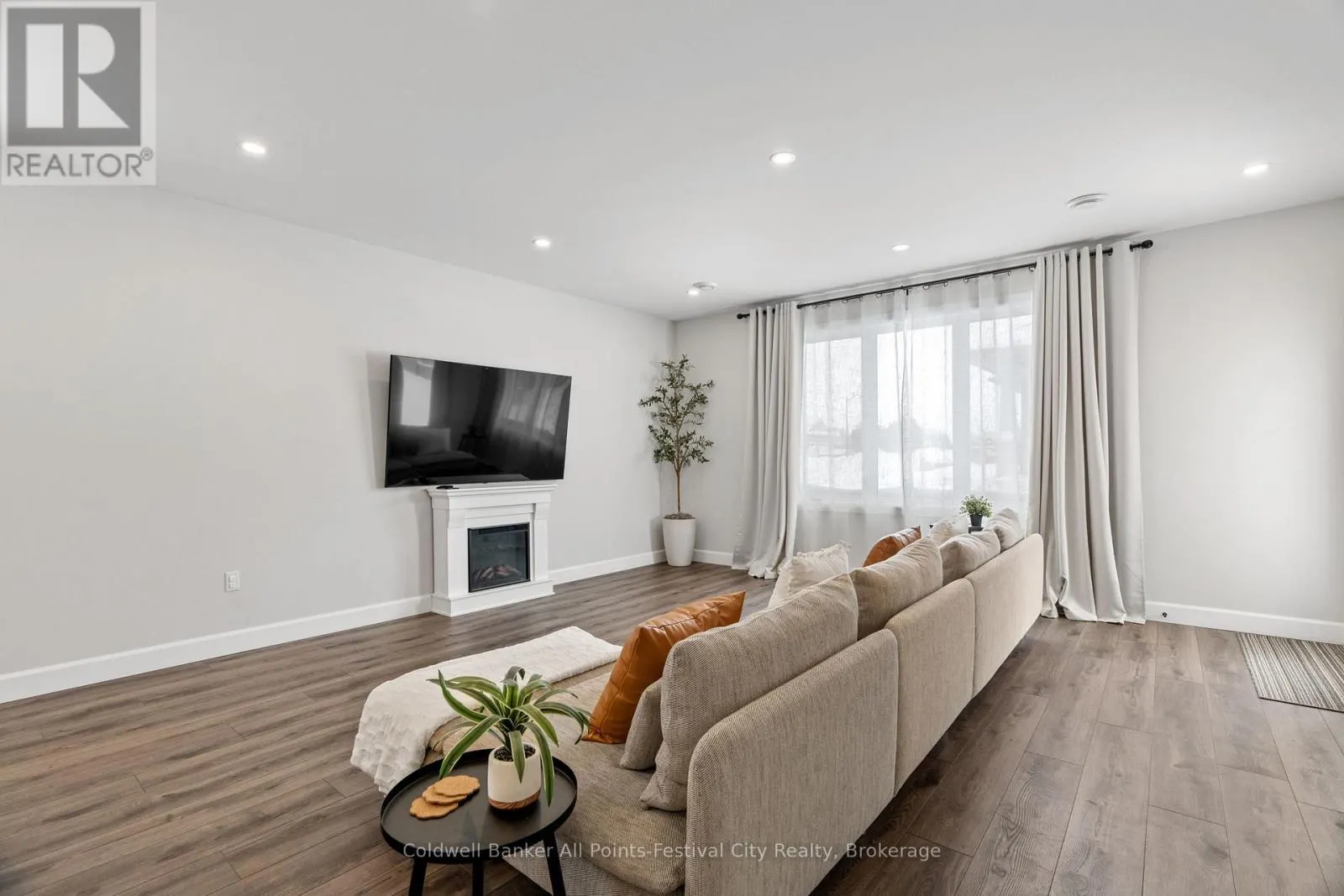 451 WOODRIDGE DRIVE