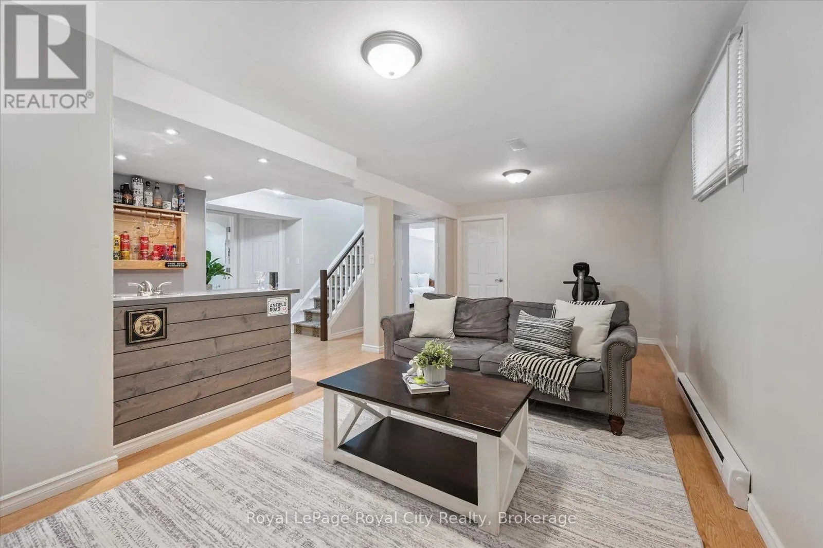 27 OAKRIDGE CRESCENT
