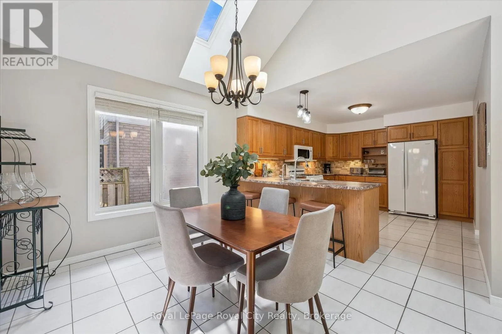 27 OAKRIDGE CRESCENT