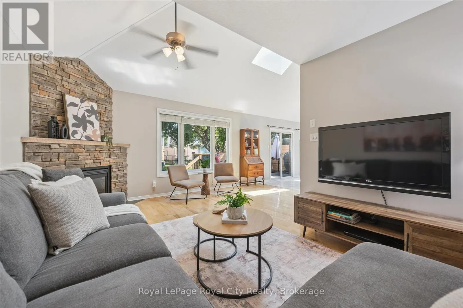 27 OAKRIDGE CRESCENT