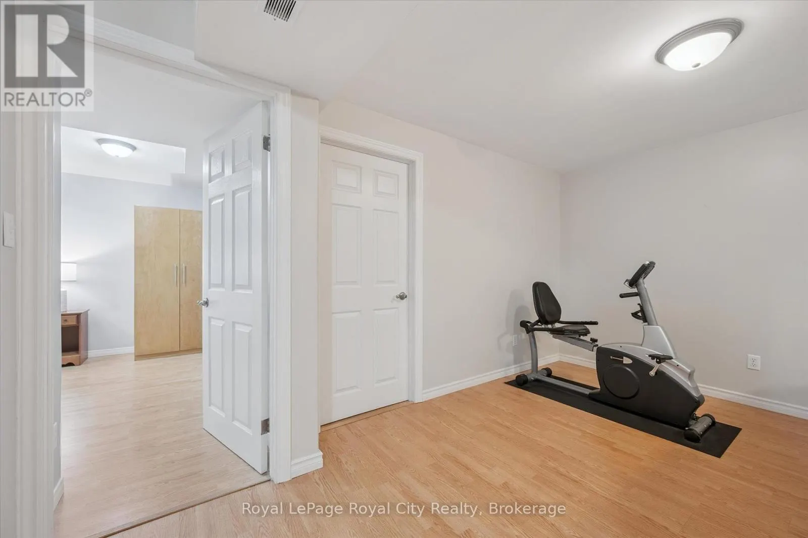 27 OAKRIDGE CRESCENT