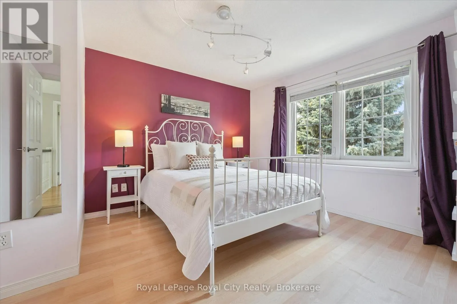 27 OAKRIDGE CRESCENT