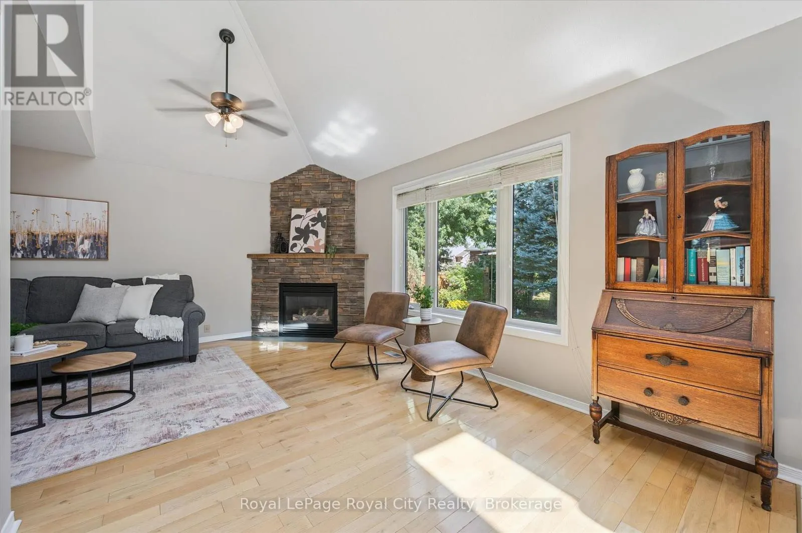 27 OAKRIDGE CRESCENT