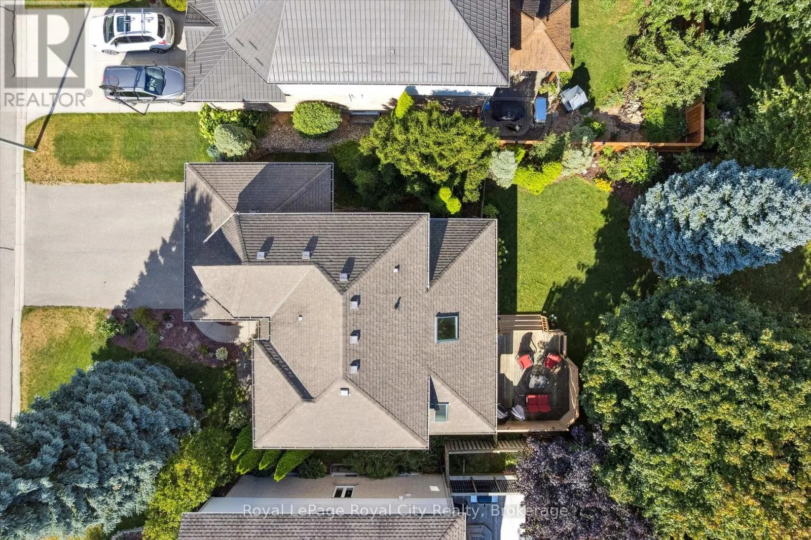 27 OAKRIDGE CRESCENT