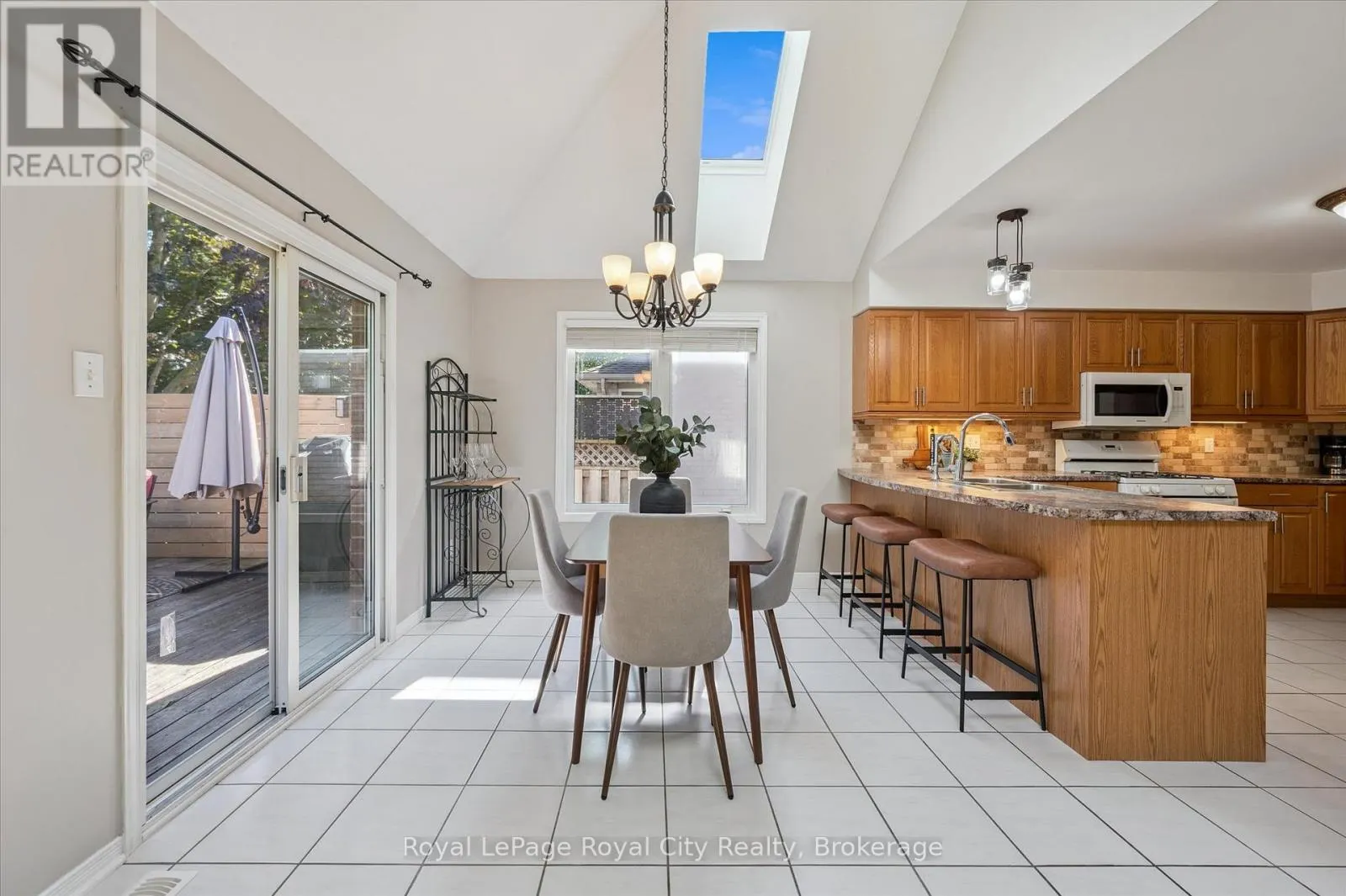 27 OAKRIDGE CRESCENT