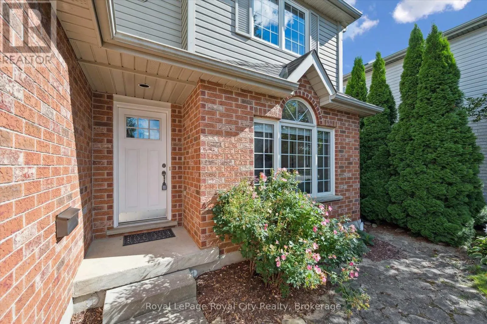 27 OAKRIDGE CRESCENT