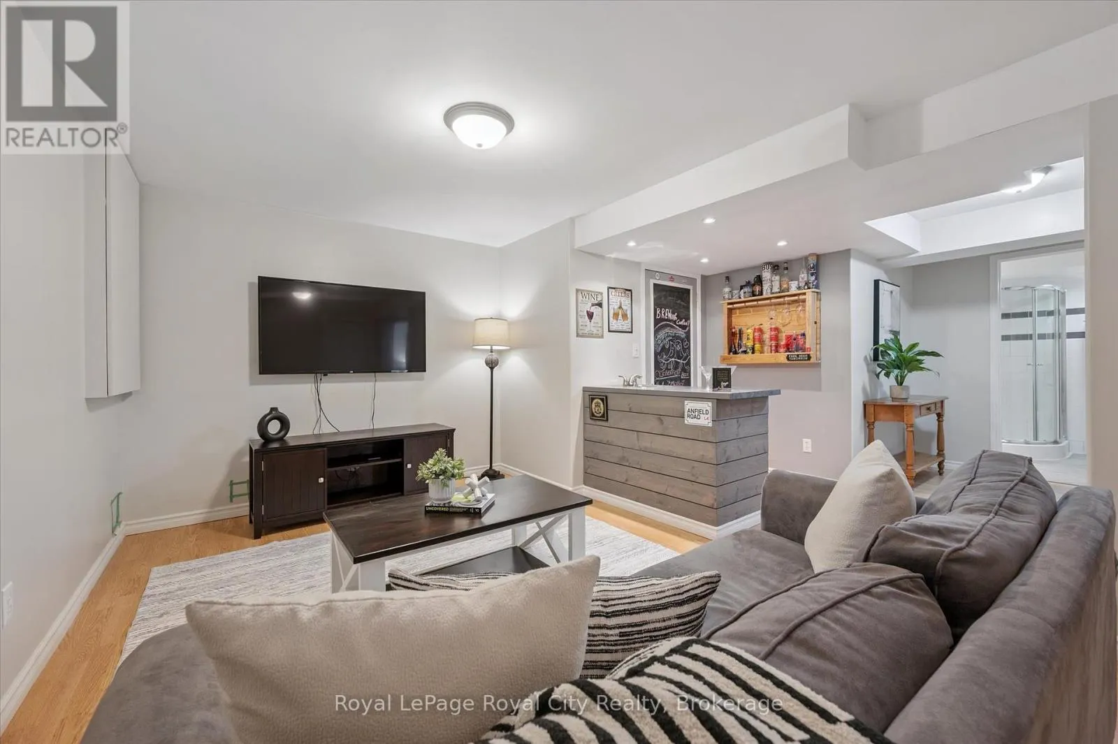 27 OAKRIDGE CRESCENT