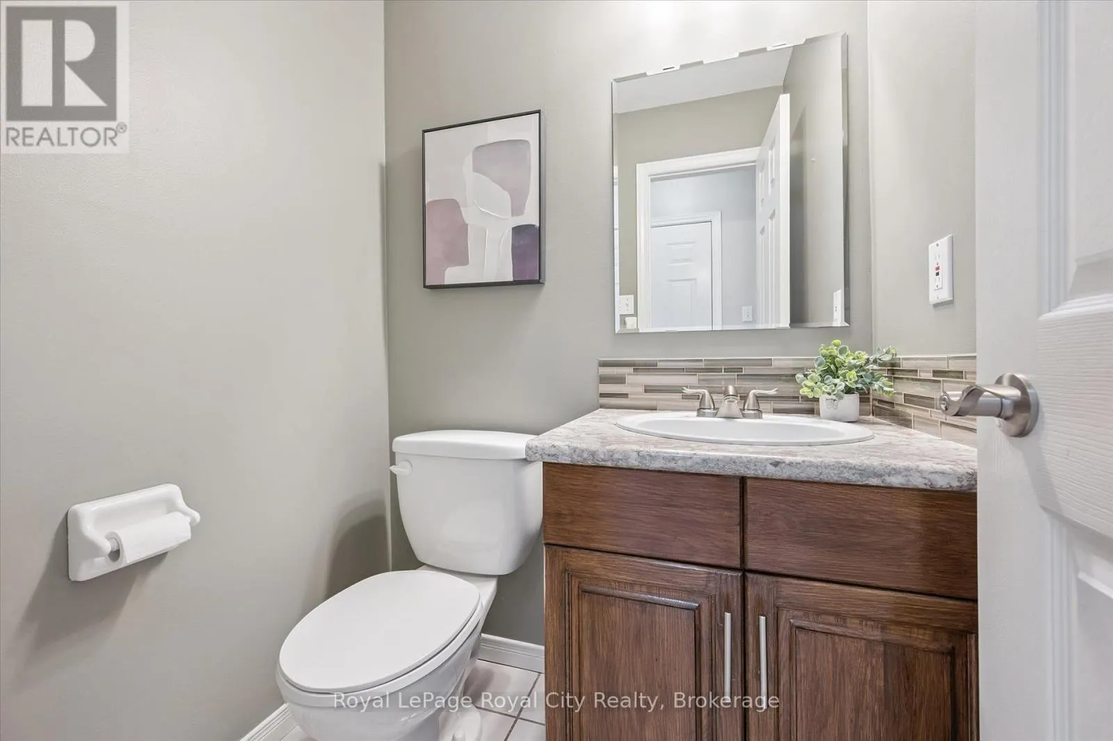 27 OAKRIDGE CRESCENT
