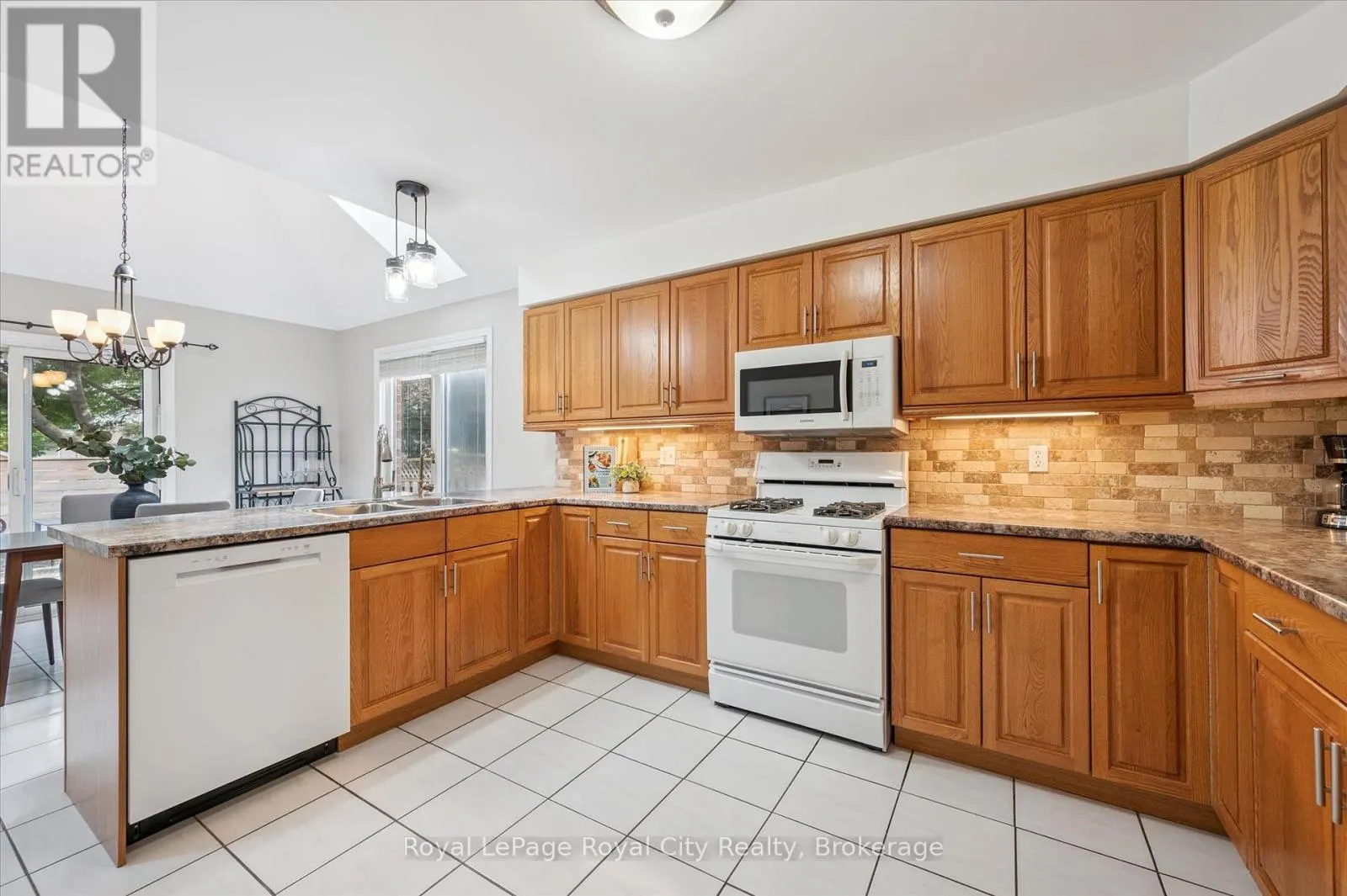 27 OAKRIDGE CRESCENT