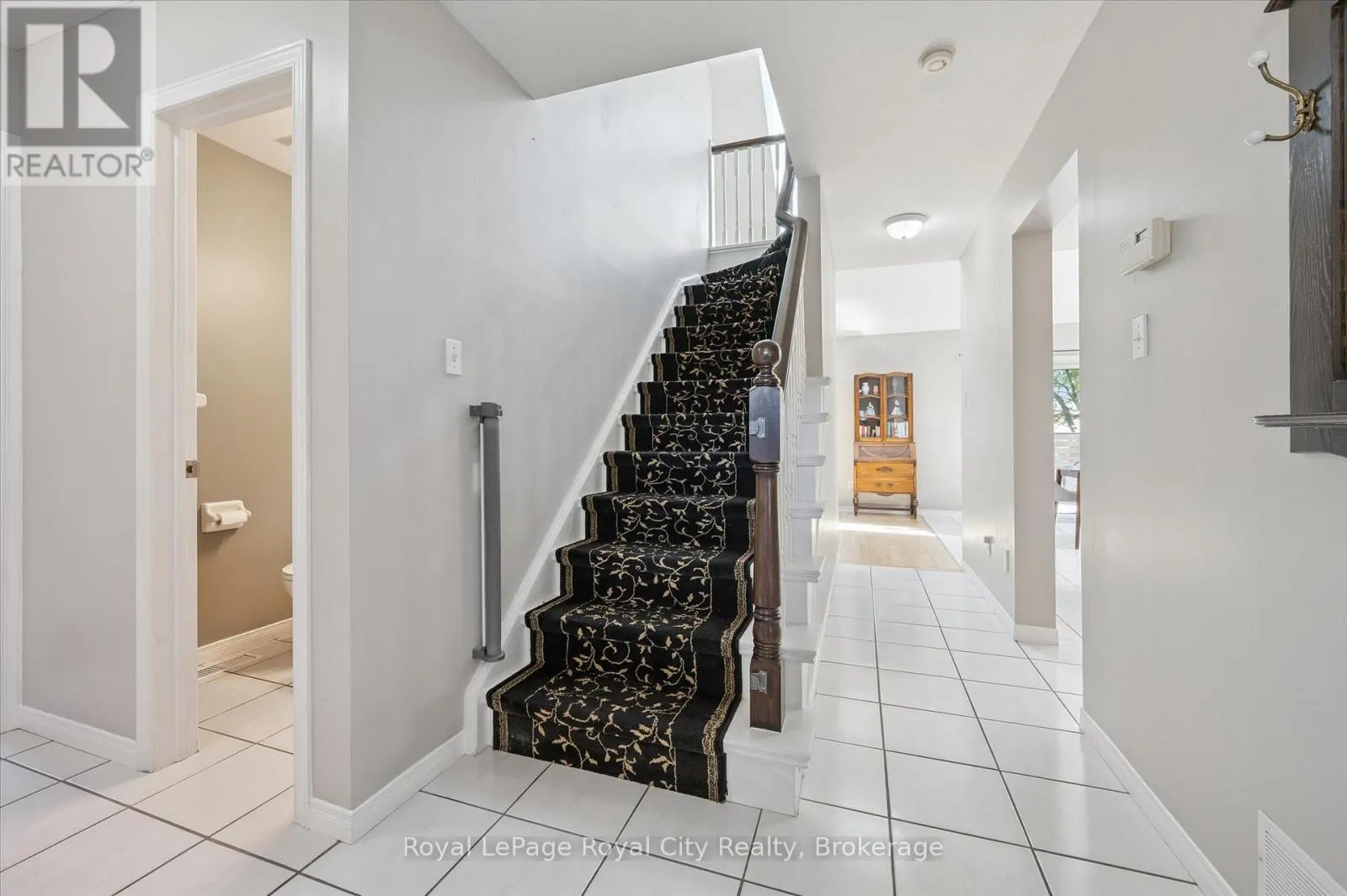 27 OAKRIDGE CRESCENT