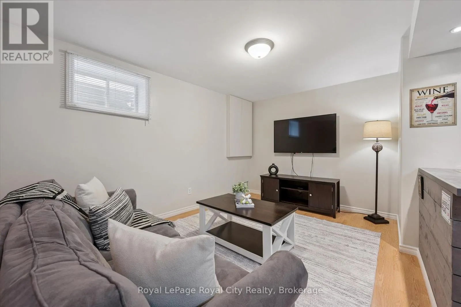 27 OAKRIDGE CRESCENT
