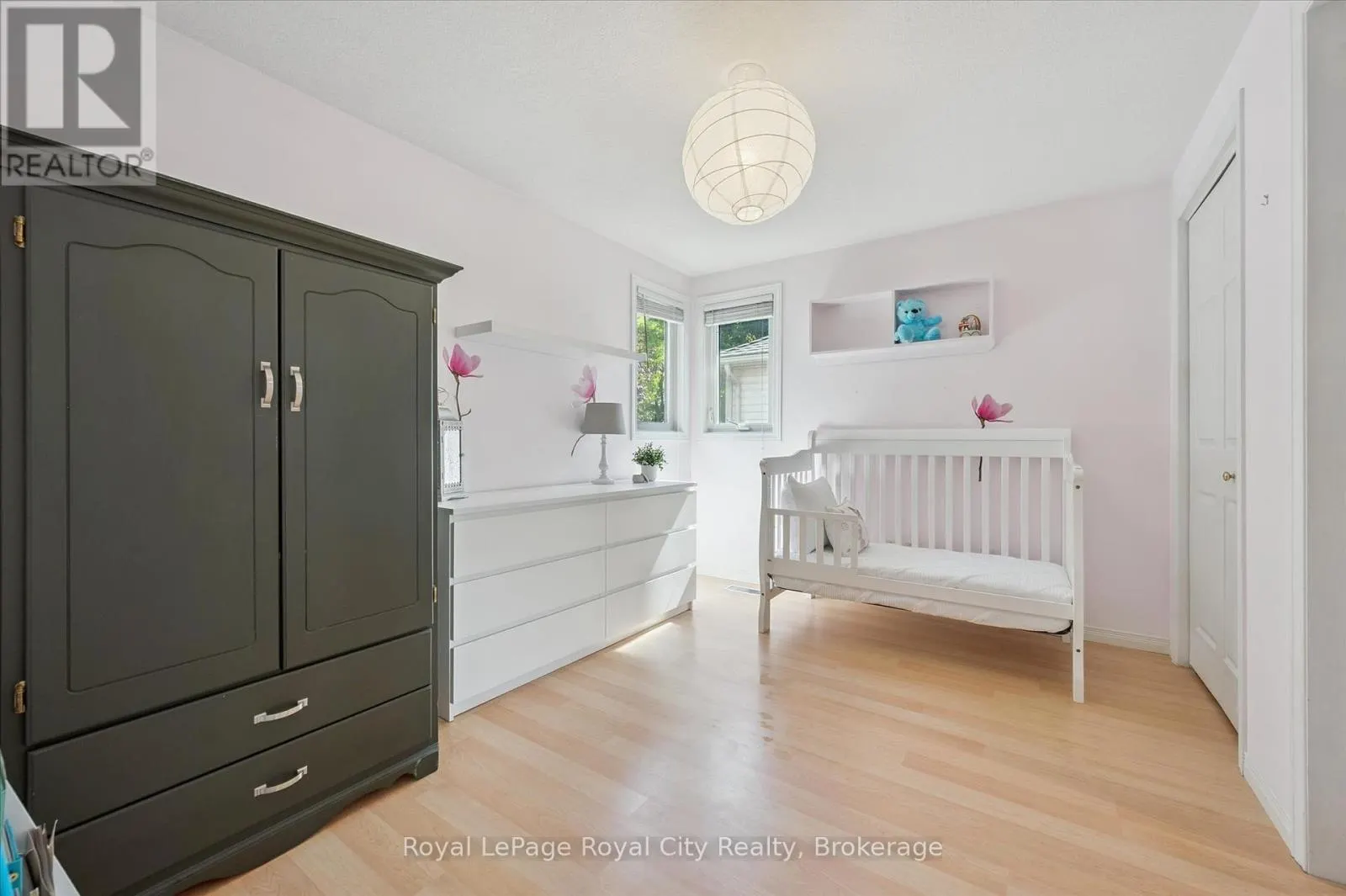 27 OAKRIDGE CRESCENT