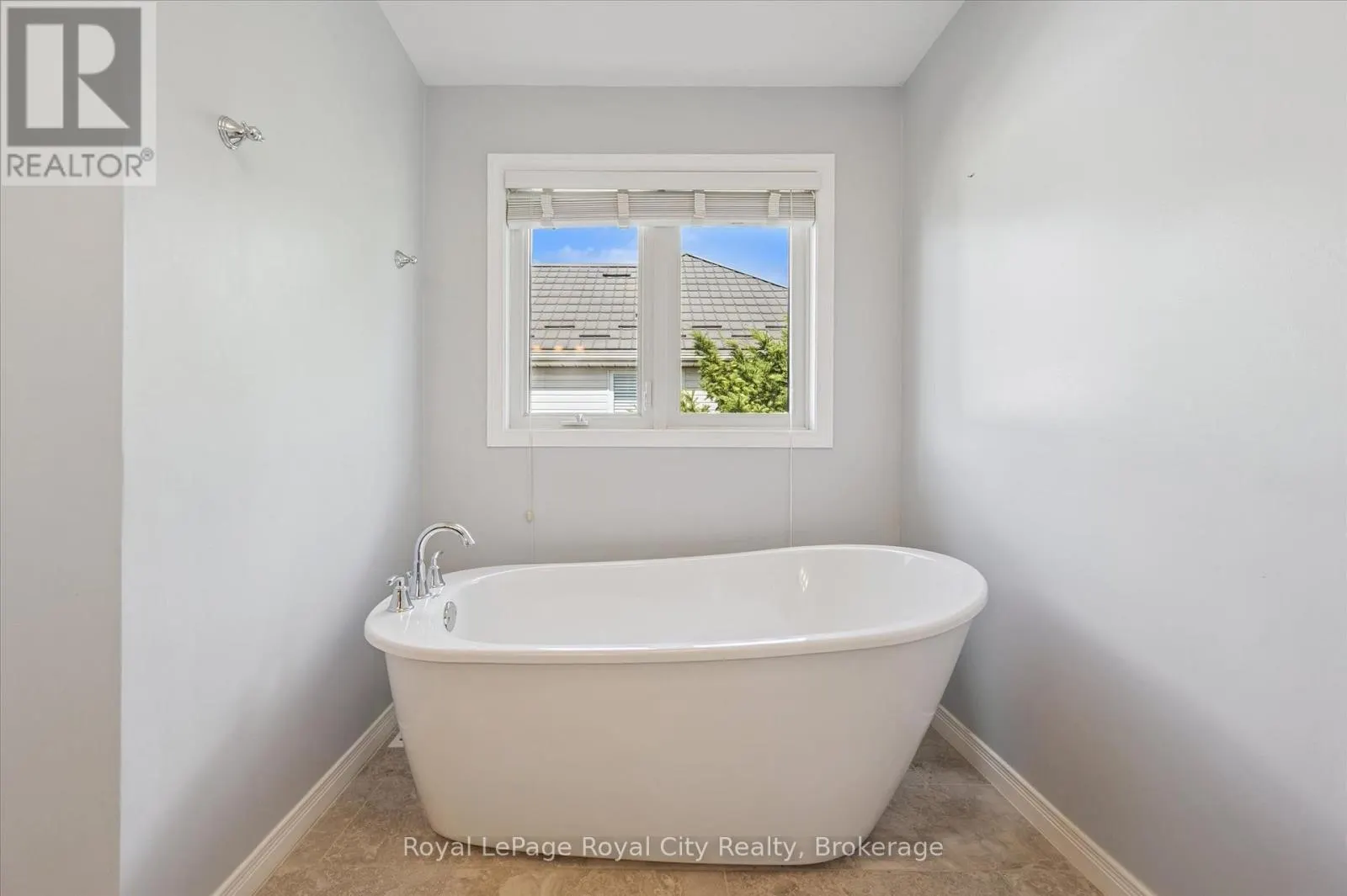 27 OAKRIDGE CRESCENT