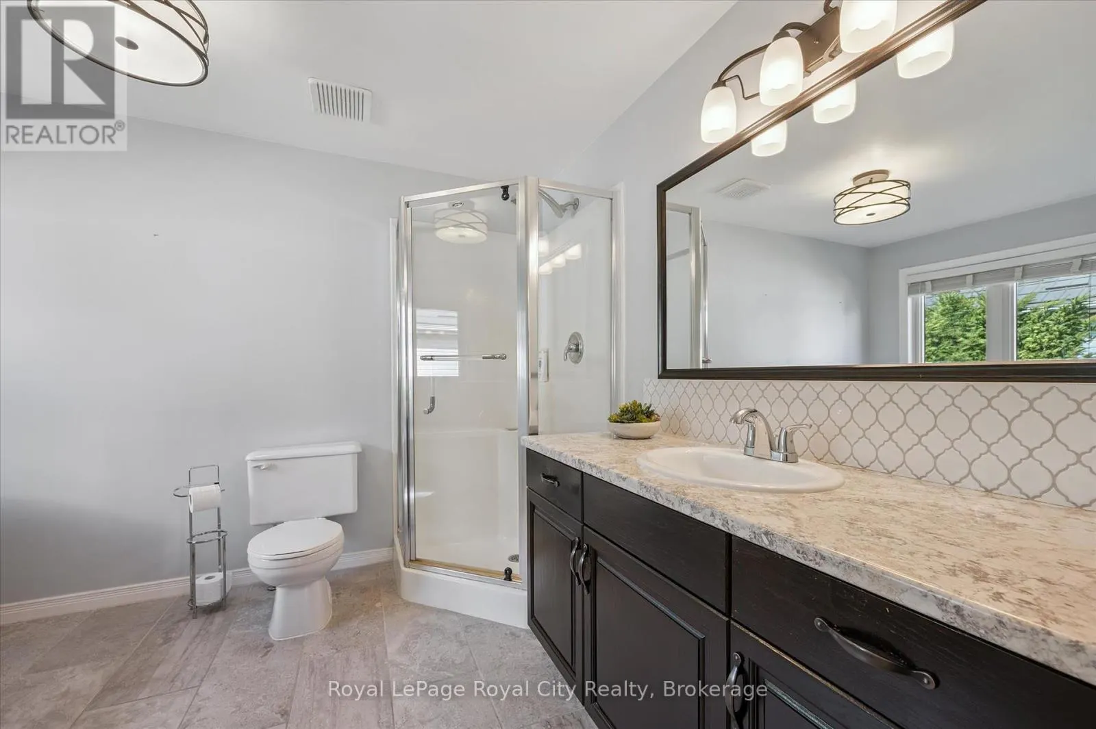 27 OAKRIDGE CRESCENT